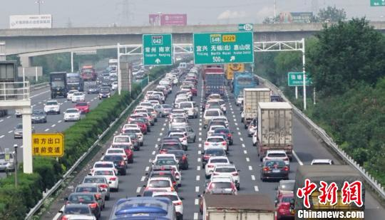 沪宁高速无锡段，无锡至无锡北之间，车流量猛增。　孙权 摄