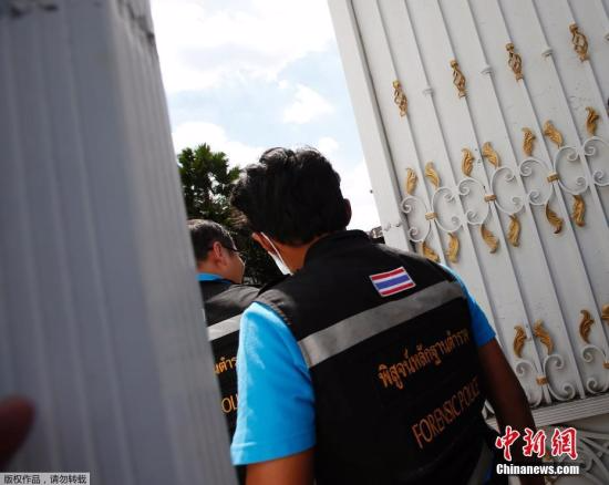 当地时间9月28日，泰国曼谷，警方和法医技术专家准备搜查泰国前总理英拉的住所。泰国总理巴育28日透露，前总理英拉目前身在阿拉伯联合酋长国的迪拜。