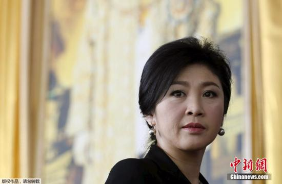 泰国国会2015年1月就英拉在大米收购计划涉及渎职一案通过对她的弹劾，使她五年内不得踏足政坛。