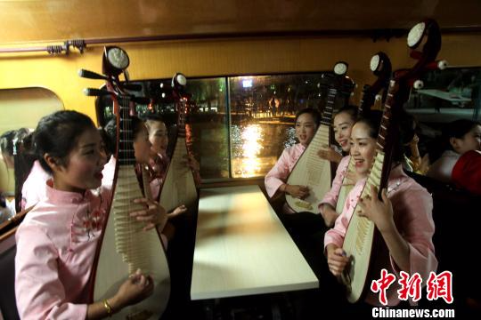 扬州弘扬非遗文化古运河举行水上拜月