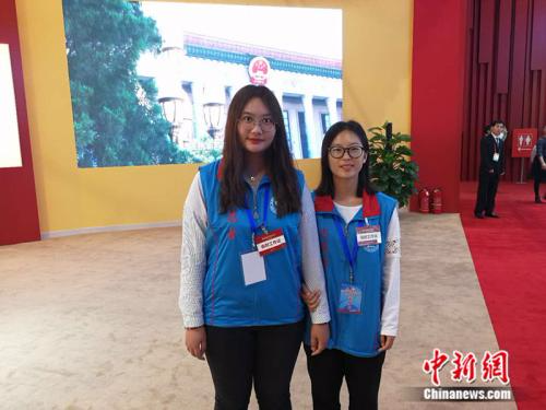 王兆鸿(左)和田越在展馆内担任志愿者 <a target='_blank' href='http://www.chinanews.com/' ></table>中新网</a>记者 张尼 摄