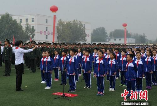 10月1日9时许，伴随着雄壮的国歌，鲜艳的五星红旗在雄安新区容城县容城中学操场升起。这是雄安新区设立之后，首次举行庆祝国庆“升国旗、唱国歌”仪式。图为合唱《歌唱祖国》等曲目。<span target='_blank' href='http://www.chinanews.com/'></div>中新社</span>记者 韩冰 摄
