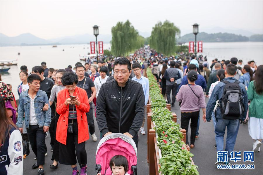 （社会）（1）杭州西湖“十一”黄金周接待游客超过450万人次