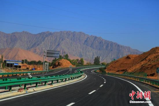 青海循隆高速公路建成通车，标志着中国唯一一个撒拉族自治县——青海循化撒拉族自治县结束了没有高速公路的历史。 韩龙 摄
