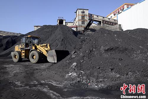 山西同煤集团一座矿井生产出大量的煤炭。(资料图片) <span target='_blank' href='http://www.chinanews.com/'></div>中新社</span>记者 韦亮 摄