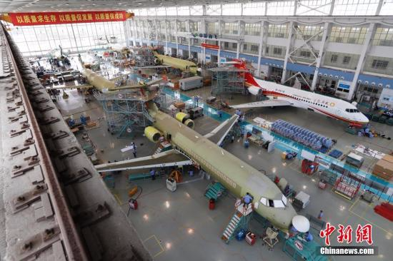 日前，6架国产ARJ21支线客机同时在上海飞机制造公司大场基地总装，这也创下了上海民机制造业同时总装飞机的数量纪录。不久，第3架ARJ21飞机将交付给成都航空。成都航空成为目前全球唯一的拥有中国民机ARJ21机队的航空公司。 殷立勤 摄