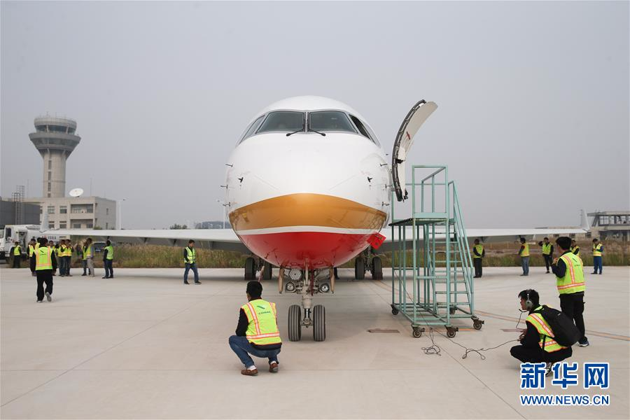 （图文互动）（1）中国商飞总装中心批产后交付首架ARJ21飞机