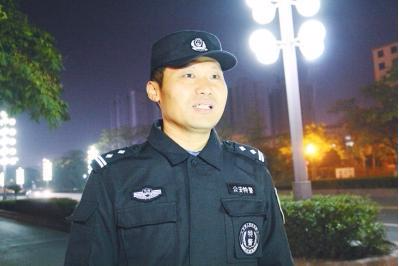 正在街头巡逻的谢敏杰记者陈海峰摄影