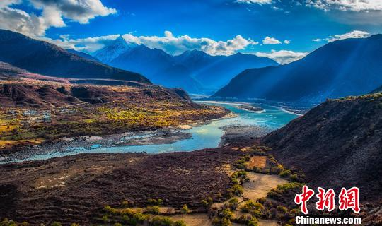 图为西藏林芝米林县的雅鲁藏布大峡谷景区。　何蓬磊 摄