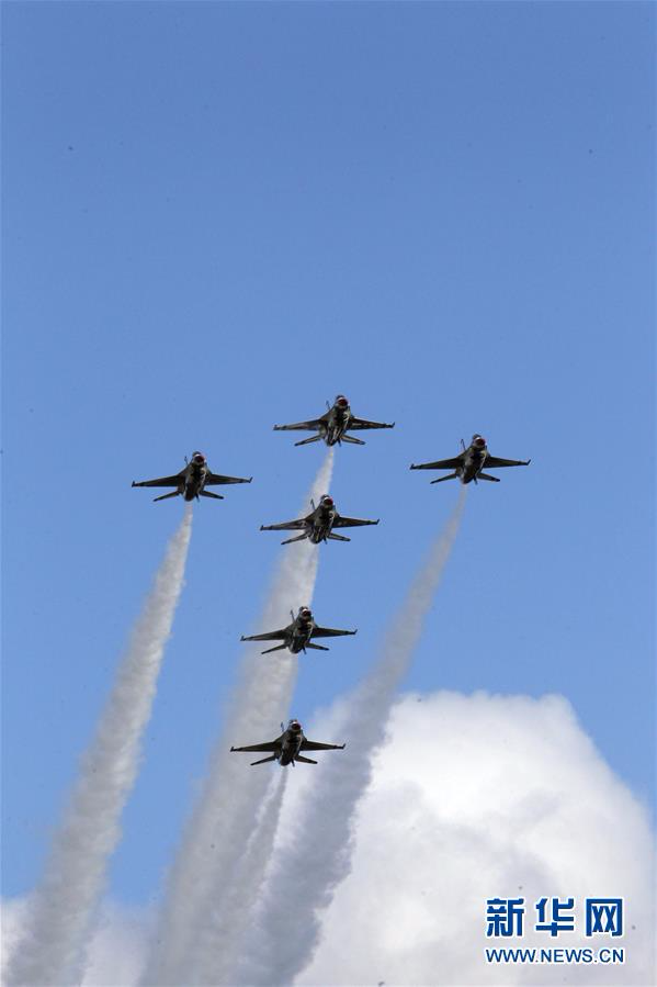 （国际）（1）美国空军“雷鸟”飞行表演队亮相休斯敦航展