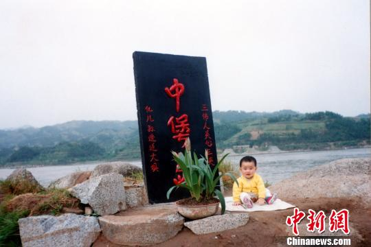 摄影师连拍24年记录儿子与三峡大坝一起“成长”