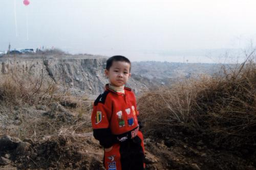 1997年11月8日，儿子5岁，三峡工程成功实现大江截流。 郑之问 摄