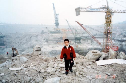 1999年2月，儿子7岁，三峡工程永久船闸南线开挖工程结束。 郑之问 摄