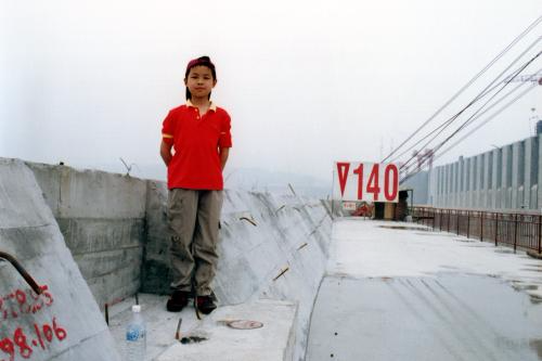 2004年5月，儿子12岁，大坝左岸浇筑至坝顶185米的高程。 郑之问 摄