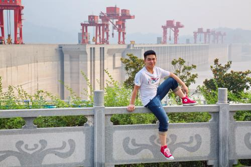 2014年7月，儿子22岁，三峡电厂26台发电机组全部投产。 郑之问 摄