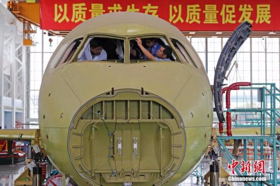 在上海飞机制造公司大场基地，工作人员正在认真的进行总装工作。 殷立勤 摄