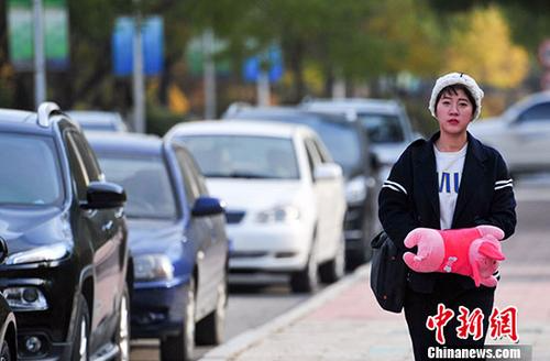 10月23日，辽宁沈阳，市民带着暖手宝在寒冷的天气出行。 <a target='_blank' href='http://www.chinanews.com/'></table>中新社</a>记者 于海洋 摄
