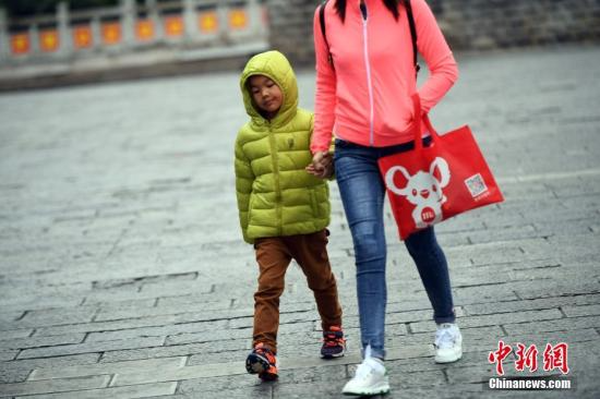 10月13日，受冷空气影响，昆明气温有所下降，民众穿棉服出行。 <a target='_blank' href='http://www.chinanews.com/'></table>中新社</a>记者 刘冉阳 摄