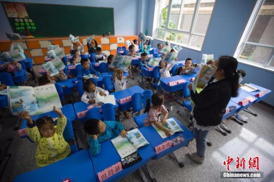 9月1日，中国教育部统一组织新编的义务教育《道德与法治》、《语文》、《历史》三科教材，在中国所有地区初始年级开始投入使用。张云 摄