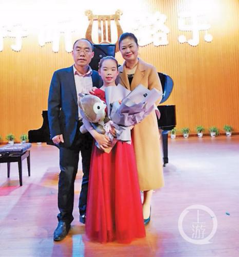 音乐会结束后，蔡柠潞与父母合影。