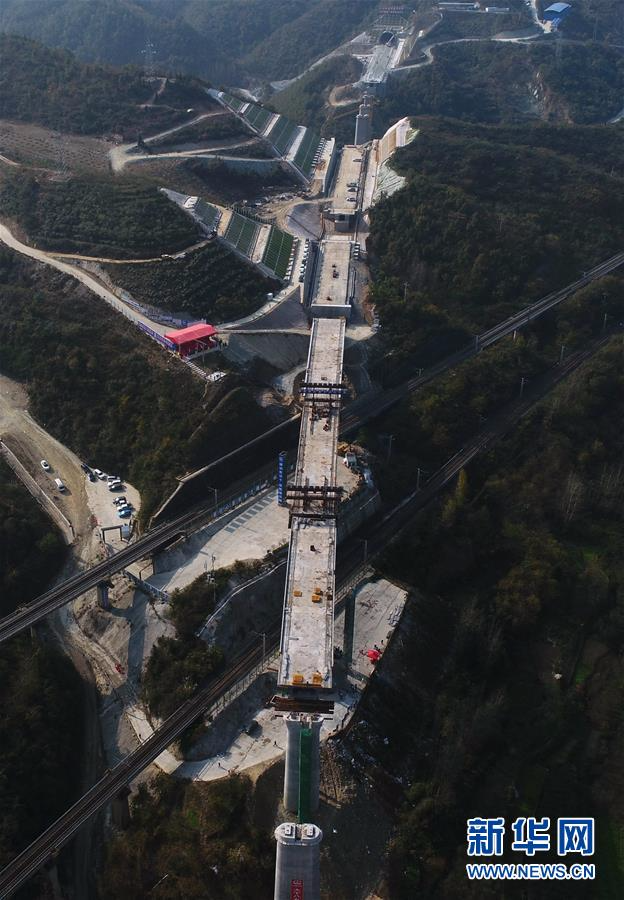 #（社会）（5）汉十高铁三墩转体桥实现精准对接
