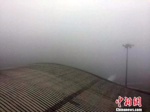 乌鲁木齐国际机场指挥塔台下大雾弥漫。　刘怡晨 摄