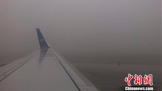 10日，10时乌鲁木齐国际机场启动大面积航班延误黄色应急响应。　汪金生 摄