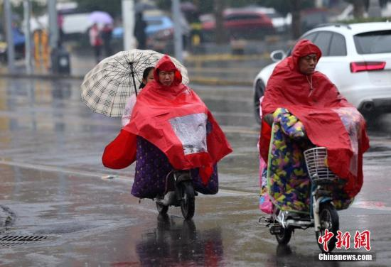10月31日，西安城区下起了小雨。近日，随着冷空气的抵达，西安天气阴冷。<span target='_blank' href='http://www.chinanews.com/'></div>中新社</span>记者 张远 摄