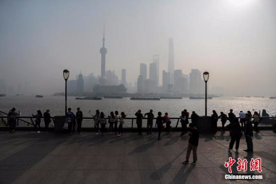 “上海天际线”在重霾下若隐若现。张亨伟 摄