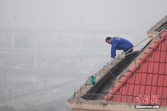 11月4日，雾霾突袭湖南长沙。 杨华峰 摄