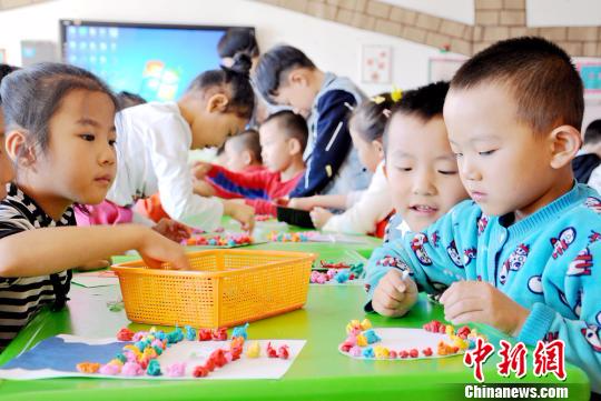 资料图：9月8日，第33个教师节来临之际，甘肃张掖民乐县第一幼儿园大班的小朋友为老师制作爱心卡片，用自己的亲手劳动为老师们送去节日的祝福。　张渊 摄