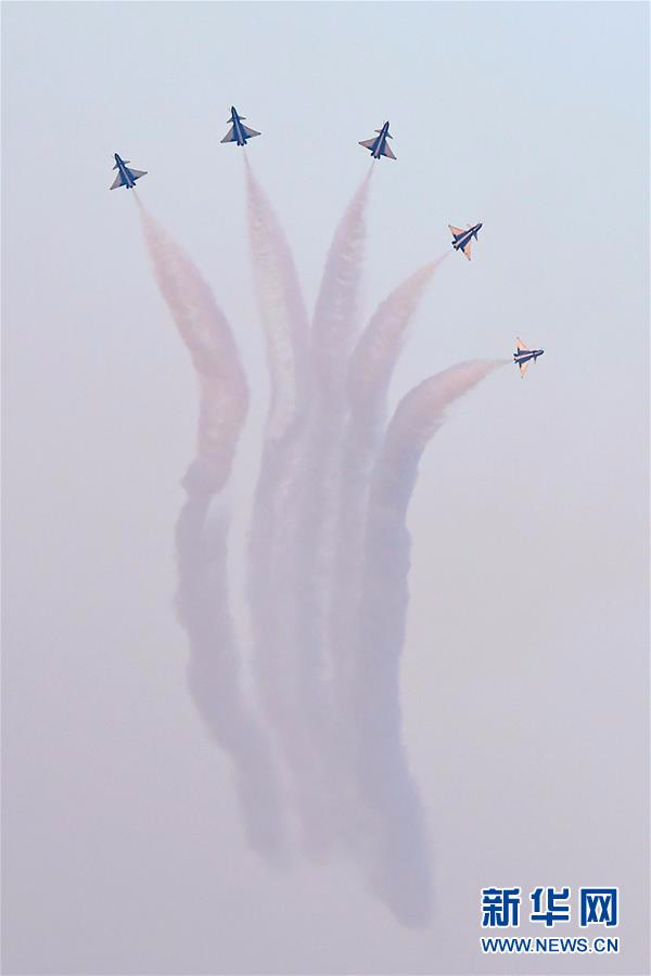 （国际）（2）中国空军八一飞行表演队亮相迪拜航展