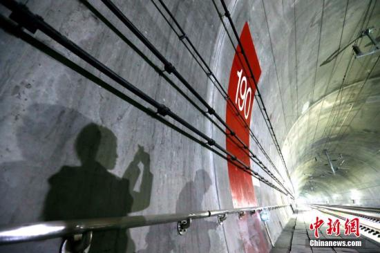 11月8日，隧道内三条不同的信号接发线缆吸引记者。记者当日从西安铁路局获悉，西成高铁首次在全线装设了2G、3G、4G信号设备，成为了中国首条4G信号设备全覆盖的山区高铁。目前，陕西移动、电信、联通三家运营商的网络覆盖都已到位，隧道内平均500米一处无线信号发射设备。让使用不同移动运营商信号的旅客都能享受到无障碍移动信号服务。<span target='_blank' href='http://www.chinanews.com/'></div>中新社</span>记者 张远 摄