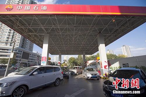 11月2日，山西太原，车辆正在加油站加油。<a target='_blank' href='http://www.chinanews.com/'></table>中新社</a>记者 张云 摄