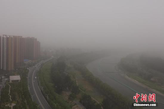 5月4日，北京遭遇沙尘过境，城区天空能见度低，局地PM10浓度破2000，空气质量达严重污染级别。<a target='_blank' href='http://www.chinanews.com/'></table>中新社</a>记者 杨可佳 摄