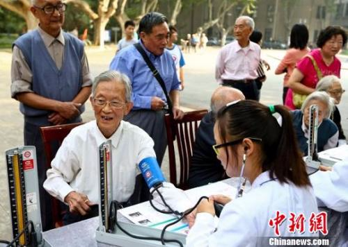 南京老年人参加重阳节活动。（资料照片）　泱波　摄