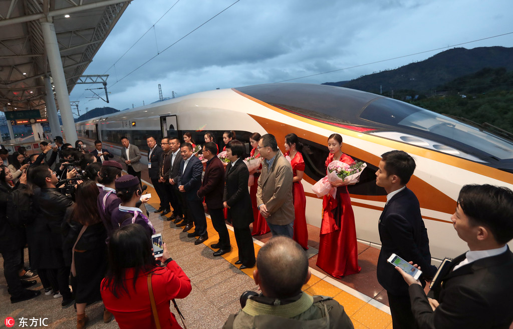 图为浙江苍南始发浙江第一列“复兴号”G7350次列车。