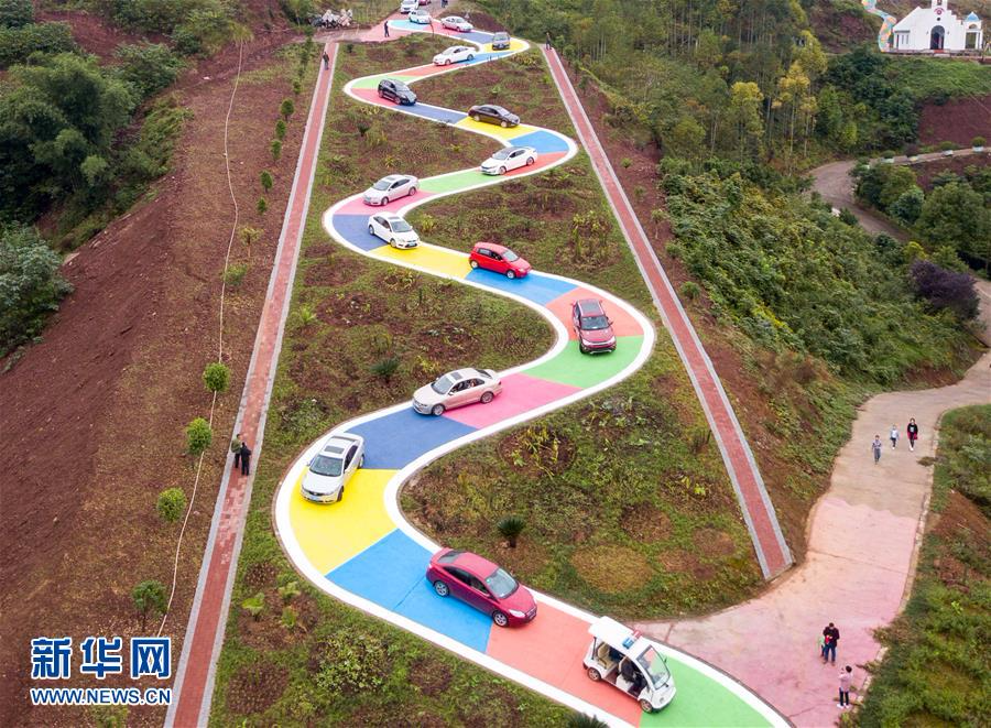11月18日，市民驾车体验彩色“贪吃蛇”S型公路。