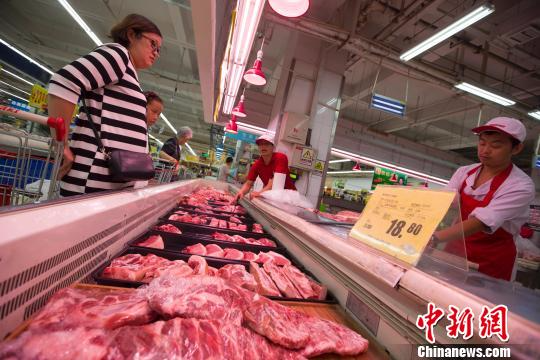 资料图：山西太原，民众在超市购买猪肉。　张云 摄