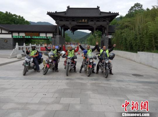 七旬老人热衷骑摩托游中国总里程相当于绕地球12圈