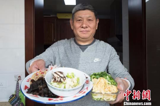 58岁的李计杰是地地道道的山西人，受爷爷和父亲影响，对美食颇有研究。　韦亮 摄