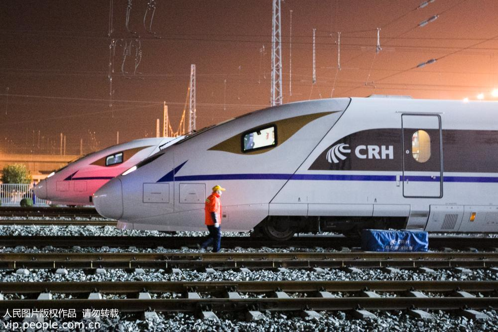 11月22日，西安动车段存车场，两列西成高铁主力车型CRH3A型动车组准备始发。