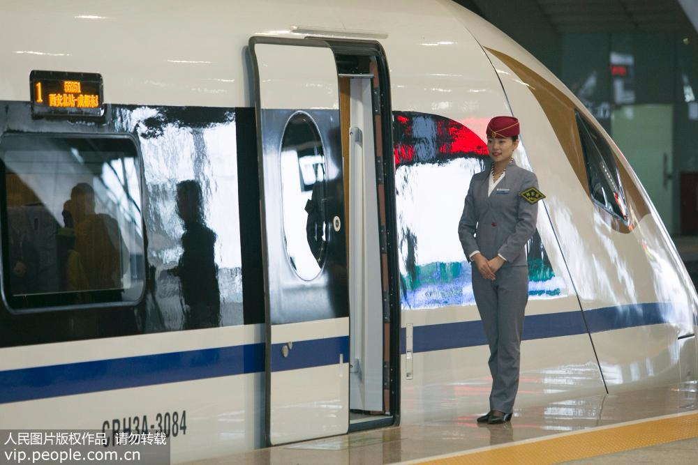 11月22日，西安北站，55251次动车组乘务员在进行立岗作业。