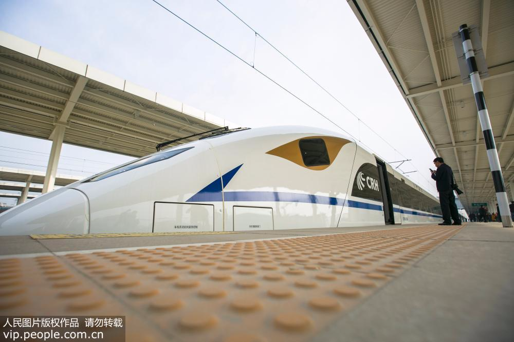 11月22日，55251次动车组试验列车停靠在汉中站站台上。