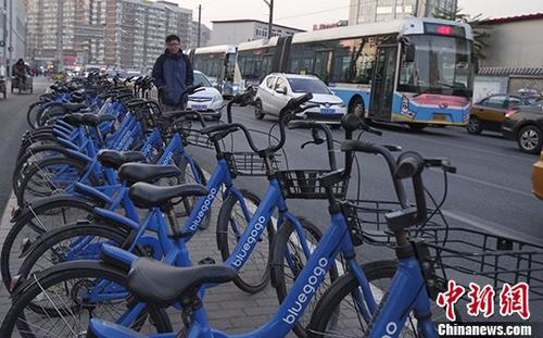11月16日，北京街头的“小蓝单车”。公开资料显示，“小蓝单车”公司成立于2016年10月，注册资金为2800万元，于2017年1月完成4亿元A轮融资，曾一度占据行业第三。该公司自9月起被曝押金难退，15日更曝出在北京总部的办公场所已人去楼空，公司已解散。16日晚间，小蓝单车CEO李刚今晚发布公开信，称小蓝单车与拜客出行达成了战略合作，将由拜客出行全权代理小蓝单车未来的运营。 <span target='_blank' href='http://www.chinanews.com/'></div>中新社</span>记者 贾天勇 摄