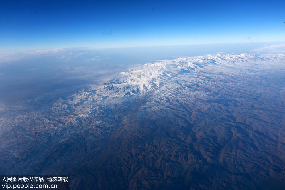 新疆：万米高空航拍祖国大西北壮美山河
