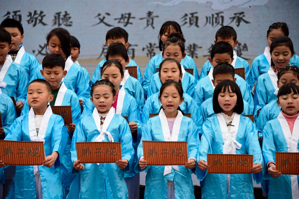 11月24日，小学生们在活动现场朗诵《弟子规》节选。