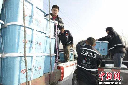 中国扶贫基金会向新疆精河县发放2930个家庭应急保障箱