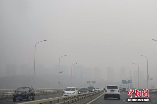 资料图：空气污染笼罩下的高速公路。 杨华峰 摄