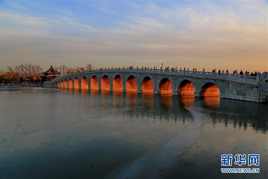 #（环境）（1）北京颐和园十七孔桥现“金光穿洞”美景